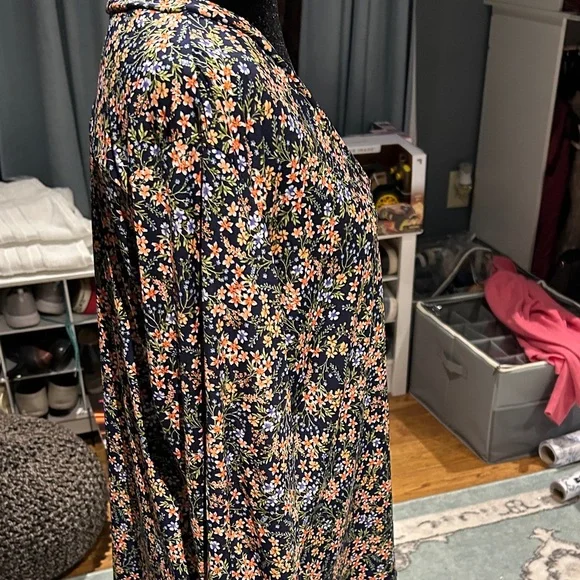 Vince Camuto Multicolor Floral V-Neck Blouse - Picture 2 of 2